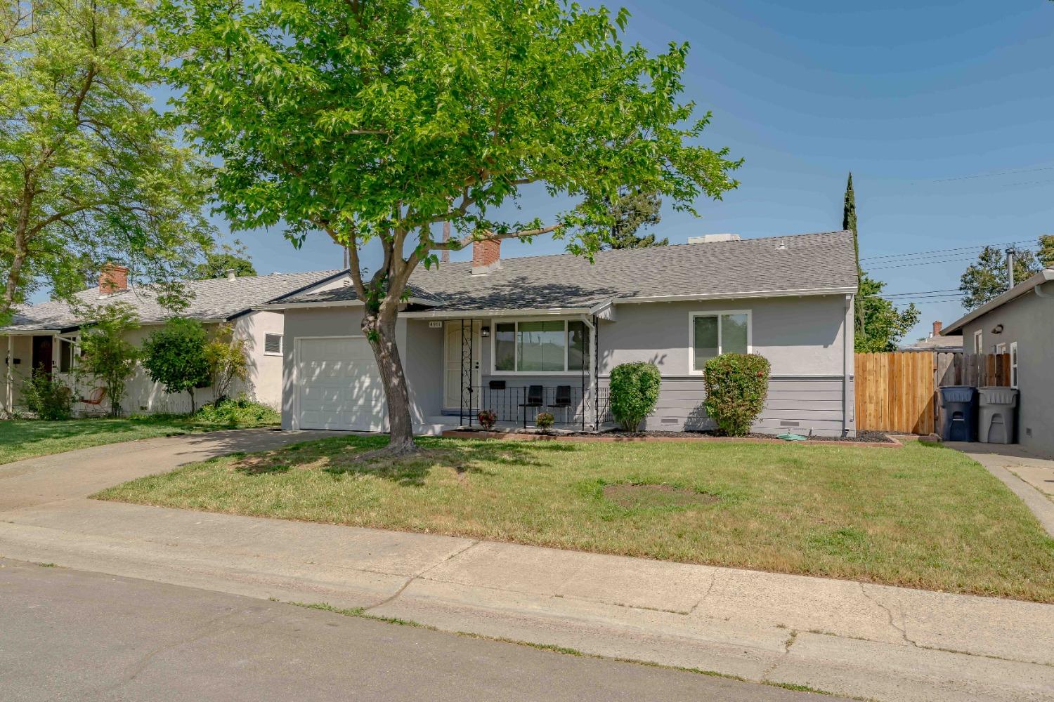 Detail Gallery Image 1 of 26 For 4991 Lippitt Ln, Sacramento,  CA 95820 - 3 Beds | 1 Baths