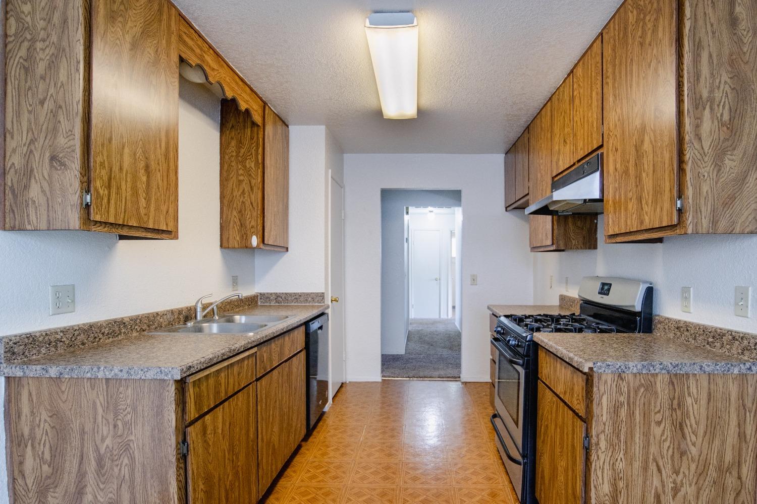 Detail Gallery Image 8 of 34 For 302 Blossom Dr, Ripon,  CA 95366 - 3 Beds | 2 Baths