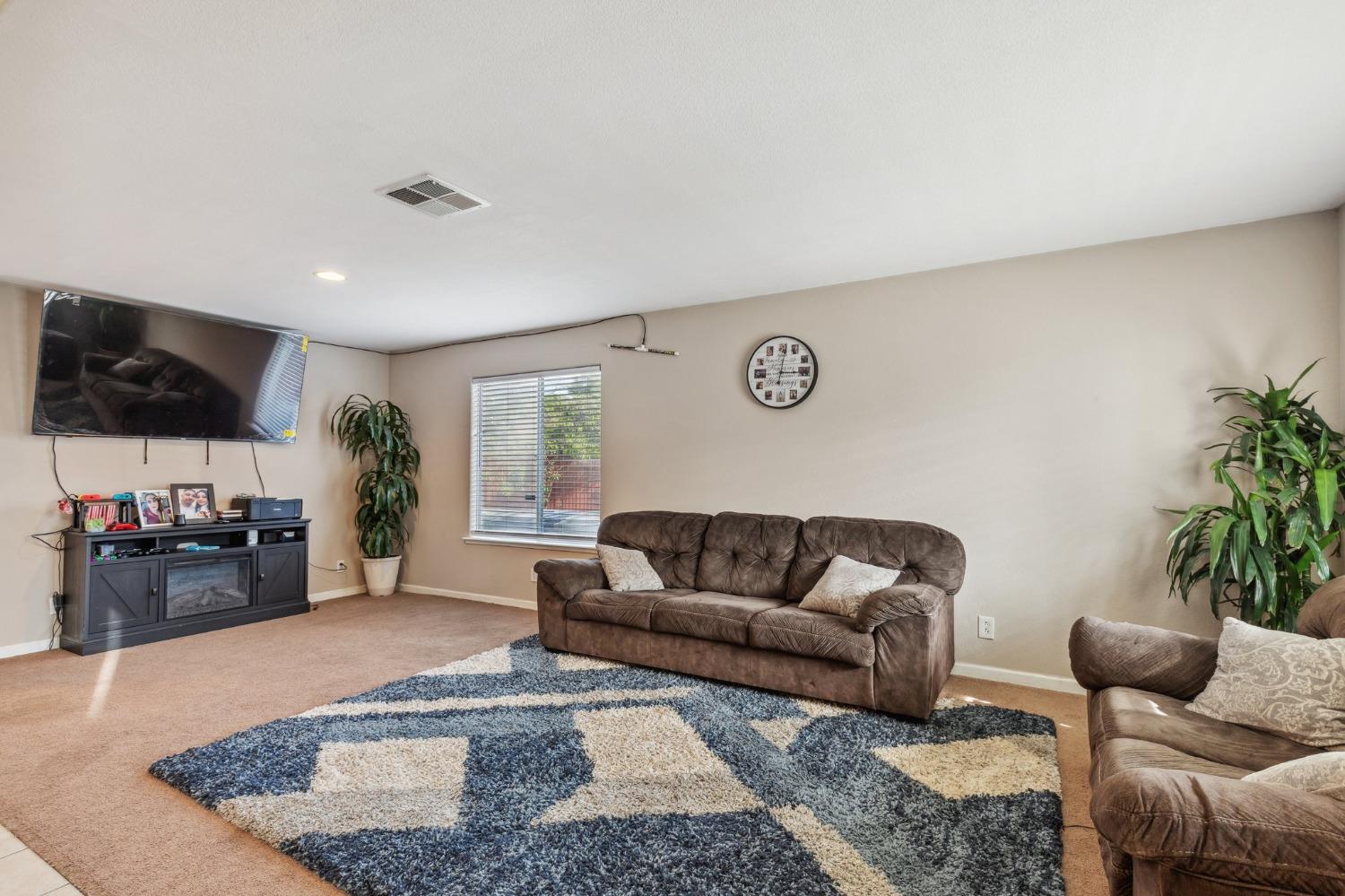 Detail Gallery Image 2 of 37 For 748 Heron Dr, Los Banos,  CA 93635 - 5 Beds | 3 Baths