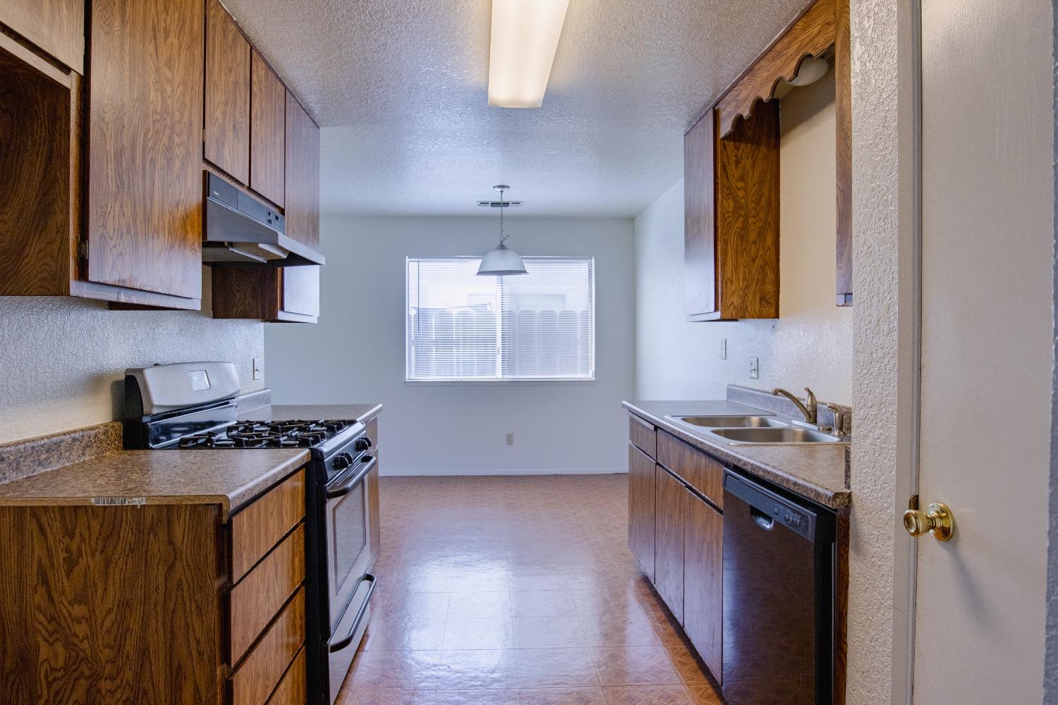 Detail Gallery Image 7 of 34 For 302 Blossom Dr, Ripon,  CA 95366 - 3 Beds | 2 Baths