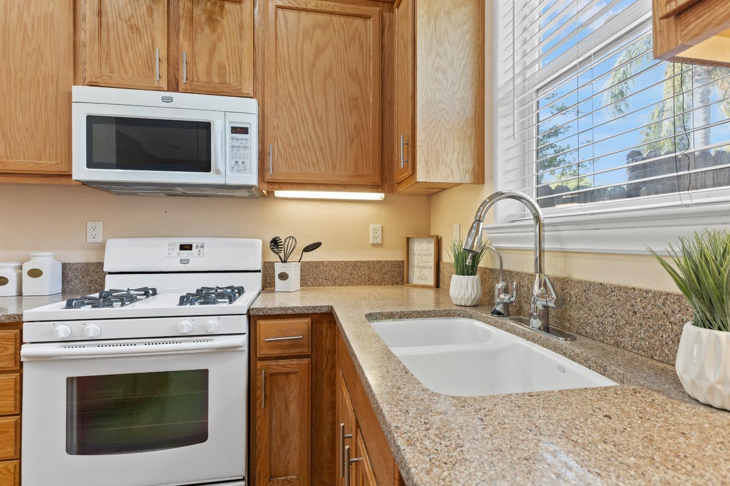 Detail Gallery Image 27 of 79 For 8839 San Badger Way, Elk Grove,  CA 95624 - 4 Beds | 3/1 Baths