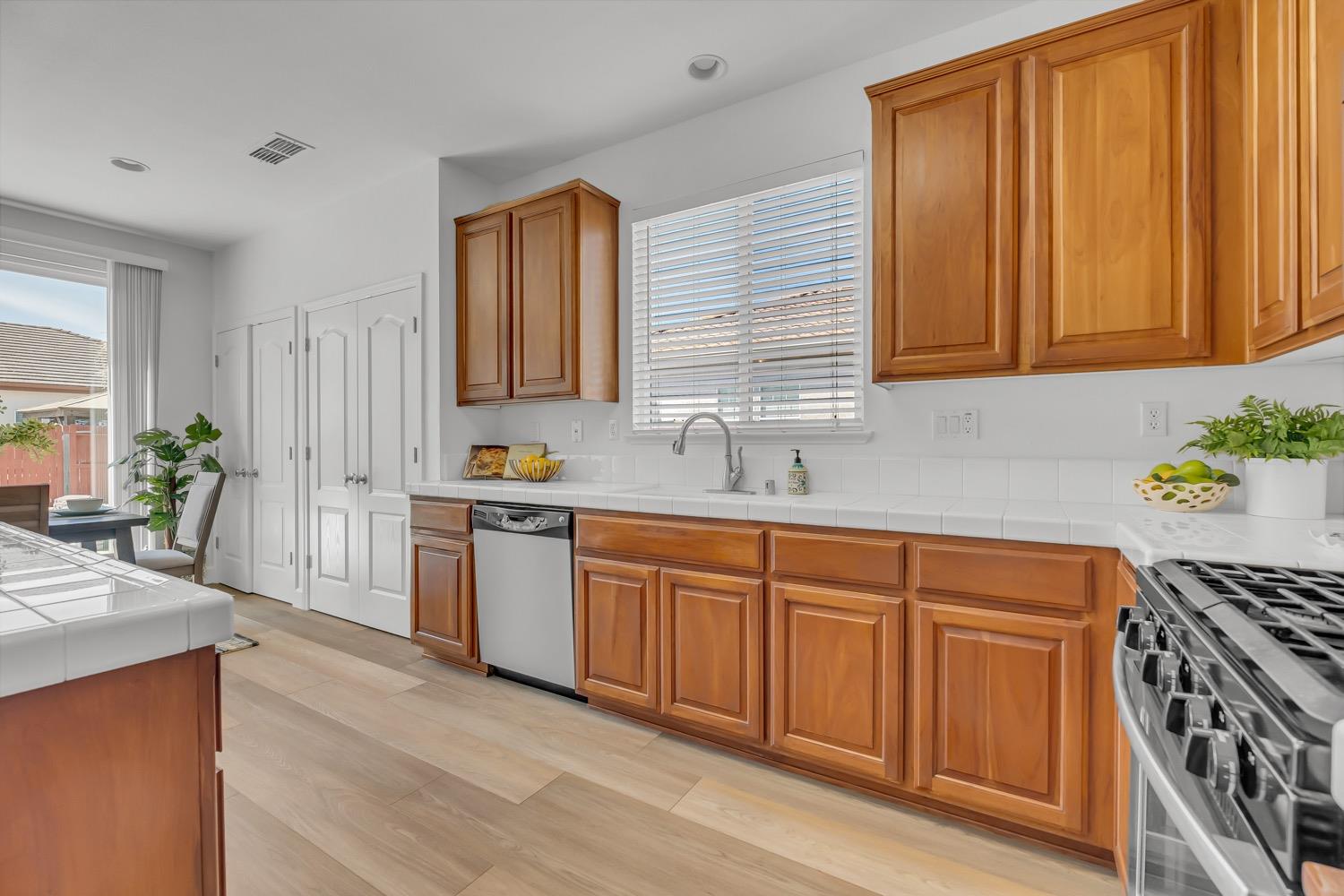 Detail Gallery Image 11 of 50 For 1873 Redondo Rd, West Sacramento,  CA 95691 - 5 Beds | 3/1 Baths