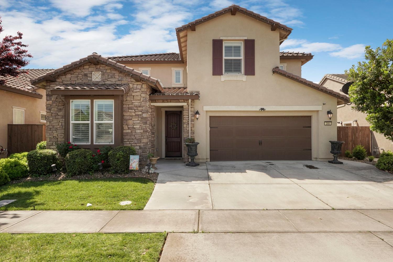 Detail Gallery Image 1 of 52 For 208 Isabella Dr, Lodi,  CA 95240 - 4 Beds | 3 Baths
