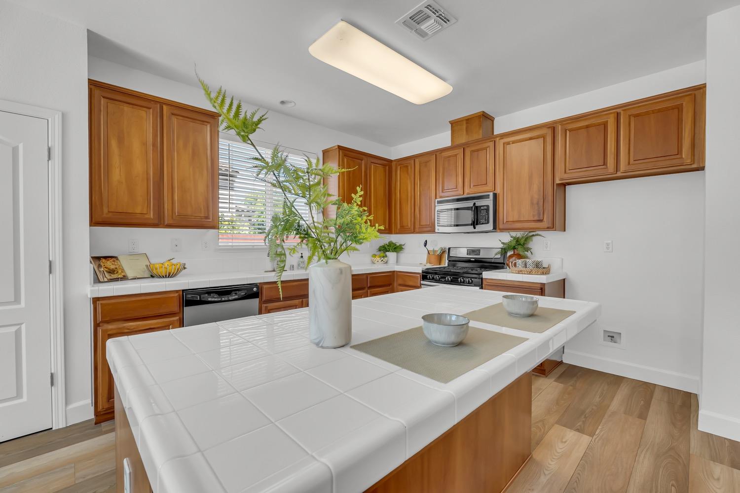 Detail Gallery Image 10 of 50 For 1873 Redondo Rd, West Sacramento,  CA 95691 - 5 Beds | 3/1 Baths