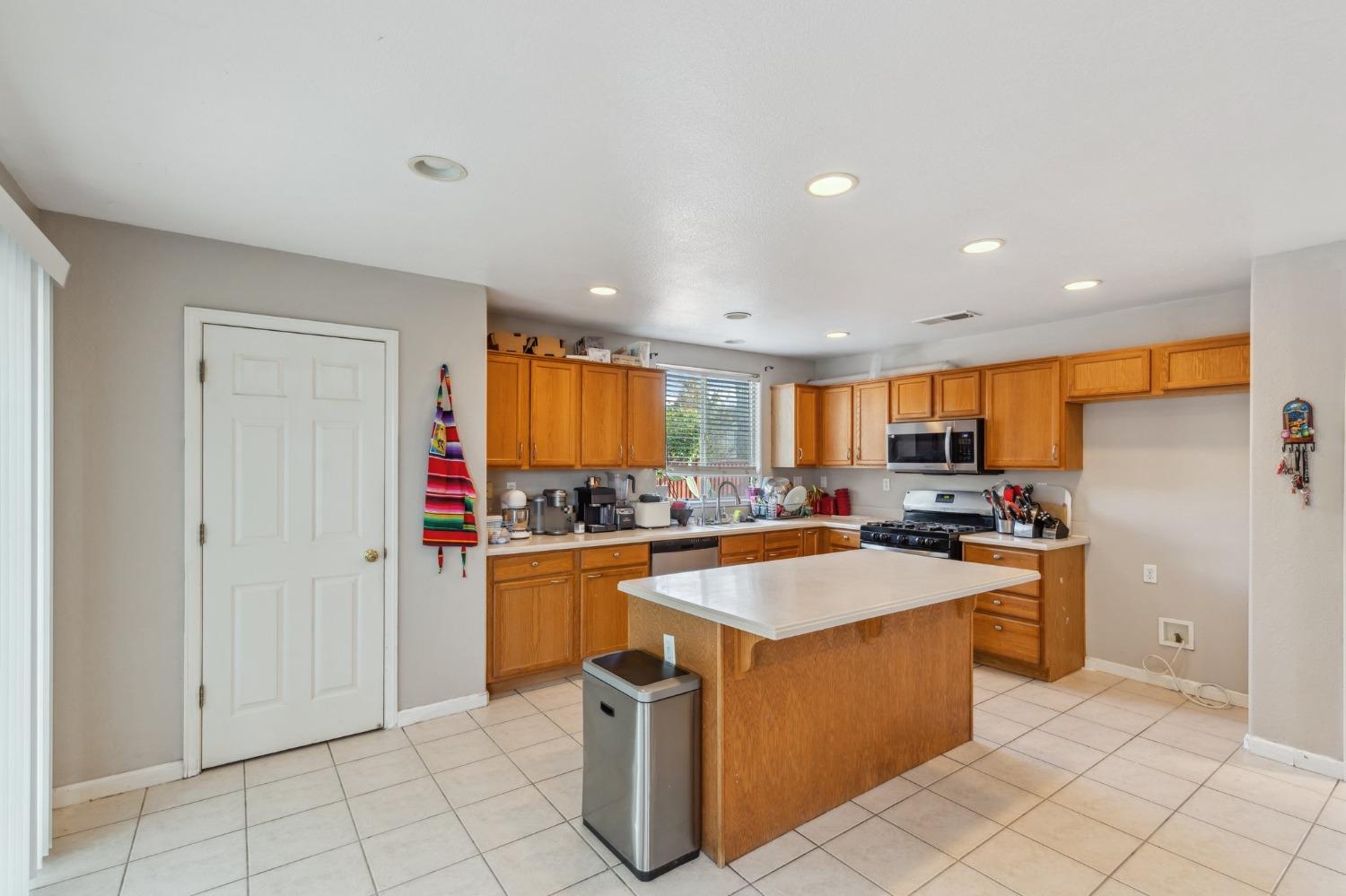 Detail Gallery Image 8 of 37 For 748 Heron Dr, Los Banos,  CA 93635 - 5 Beds | 3 Baths