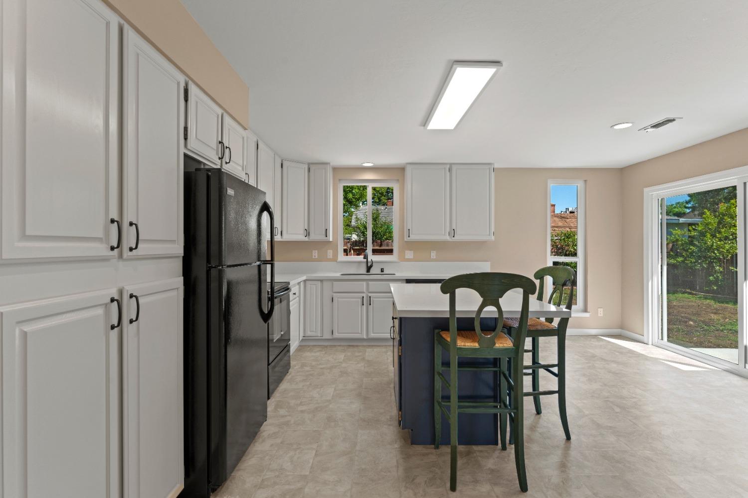 Detail Gallery Image 10 of 26 For 4991 Lippitt Ln, Sacramento,  CA 95820 - 3 Beds | 1 Baths