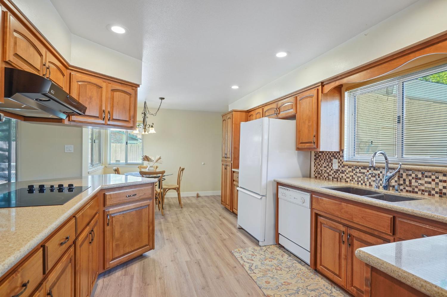 Detail Gallery Image 6 of 28 For 3439 Whitnor Ct, Sacramento,  CA 95821 - 3 Beds | 2 Baths