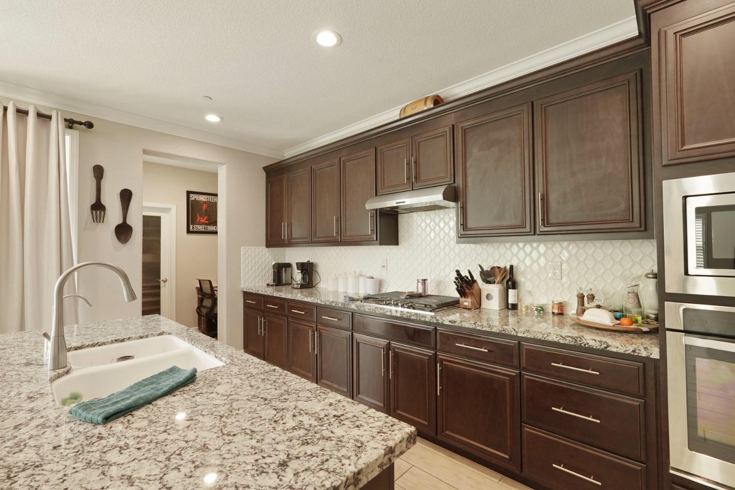 Detail Gallery Image 14 of 52 For 208 Isabella Dr, Lodi,  CA 95240 - 4 Beds | 3 Baths
