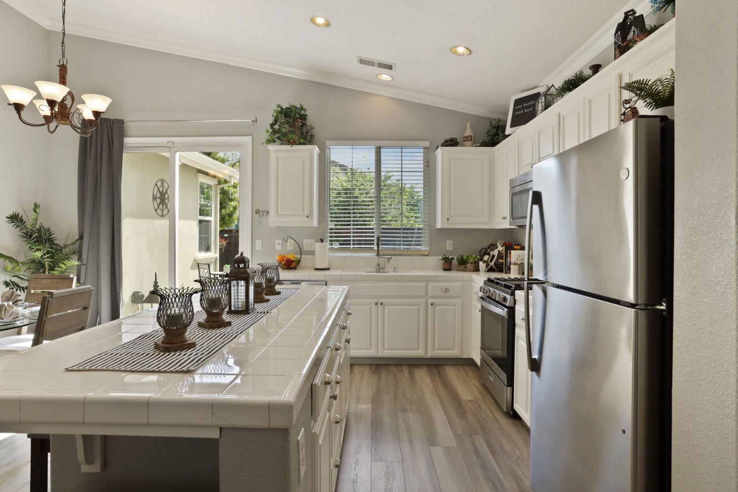 Detail Gallery Image 7 of 25 For 4714 Monarch Ln, Tracy,  CA 95377 - 3 Beds | 2 Baths