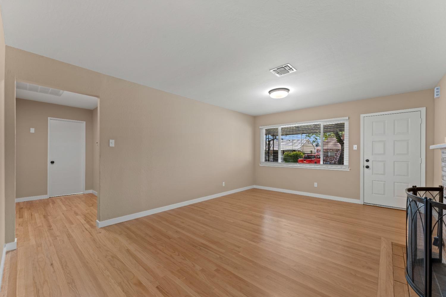 Detail Gallery Image 8 of 26 For 4991 Lippitt Ln, Sacramento,  CA 95820 - 3 Beds | 1 Baths