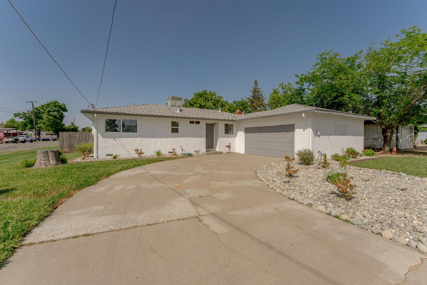 Detail Gallery Image 1 of 33 For 1887 Beverly Ave, Olivehurst,  CA 95961 - 3 Beds | 2 Baths
