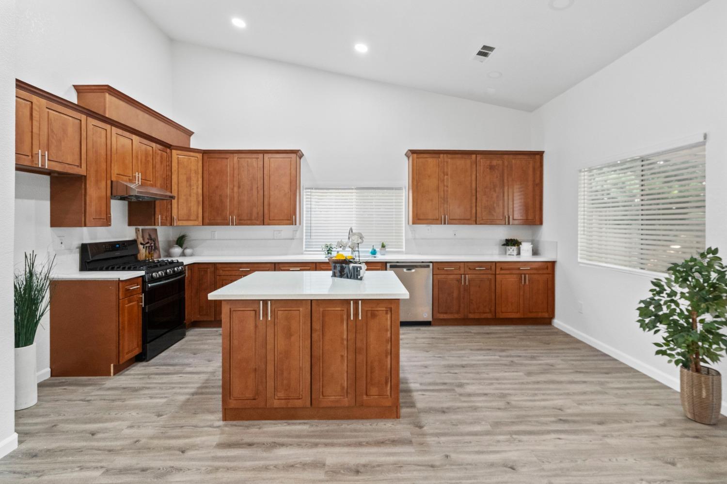 Lake Willow Way, Elk Grove, California image 16