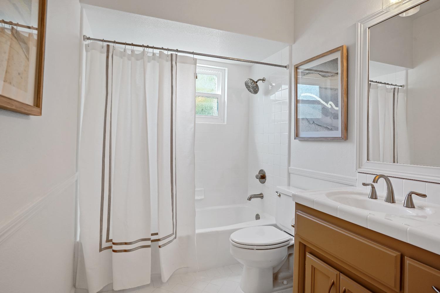 Detail Gallery Image 11 of 33 For 7749 El Douro Dr, Sacramento,  CA 95831 - 4 Beds | 3 Baths