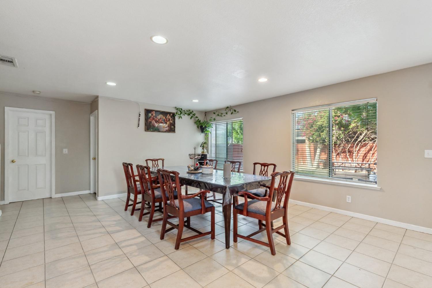 Detail Gallery Image 5 of 37 For 748 Heron Dr, Los Banos,  CA 93635 - 5 Beds | 3 Baths