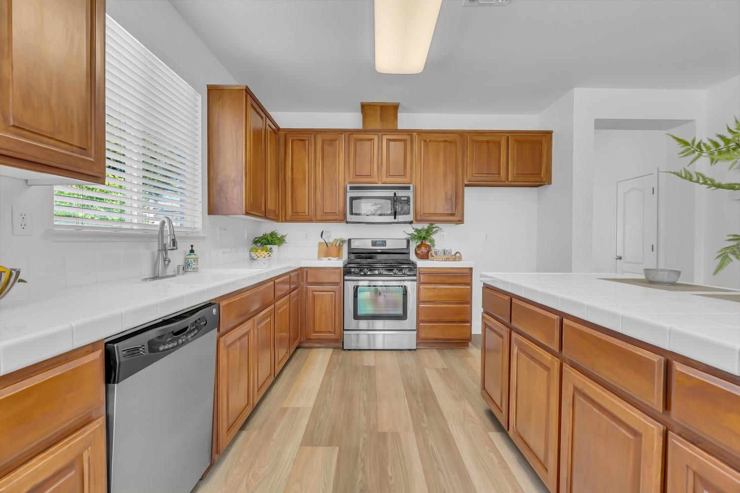 Detail Gallery Image 14 of 50 For 1873 Redondo Rd, West Sacramento,  CA 95691 - 5 Beds | 3/1 Baths