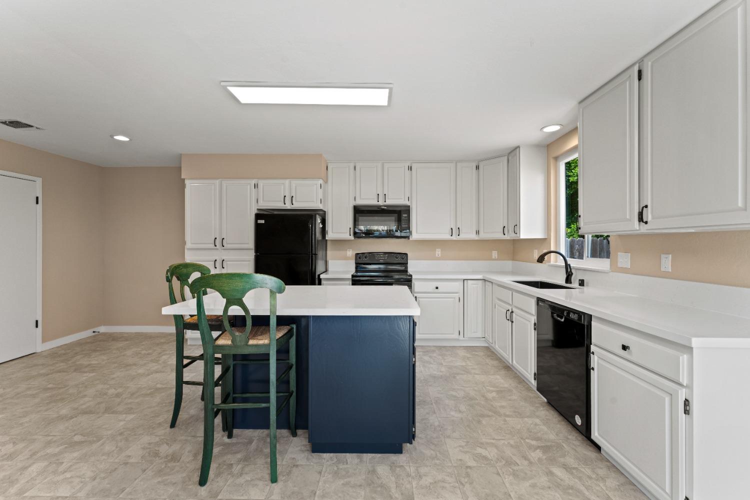 Detail Gallery Image 11 of 26 For 4991 Lippitt Ln, Sacramento,  CA 95820 - 3 Beds | 1 Baths