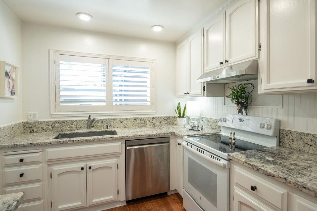 Detail Gallery Image 2 of 36 For 672 Shadowview Ct, Turlock,  CA 95382 - 2 Beds | 2/1 Baths