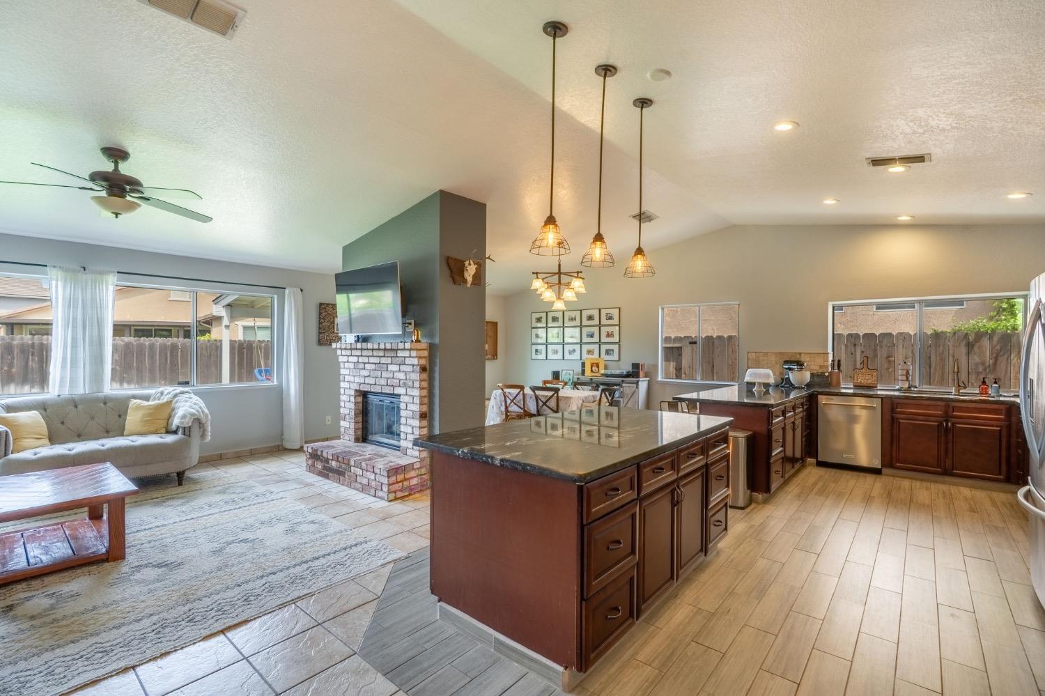 Detail Gallery Image 5 of 29 For 7001 White Pine Way, Hughson,  CA 95326 - 3 Beds | 2 Baths