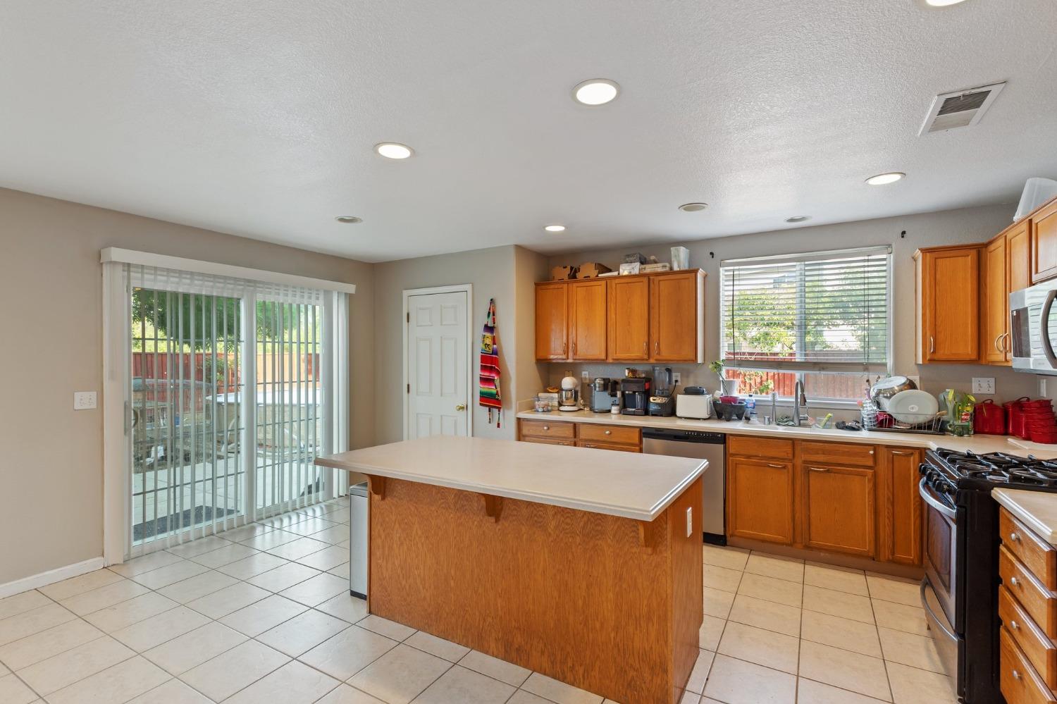 Detail Gallery Image 7 of 37 For 748 Heron Dr, Los Banos,  CA 93635 - 5 Beds | 3 Baths