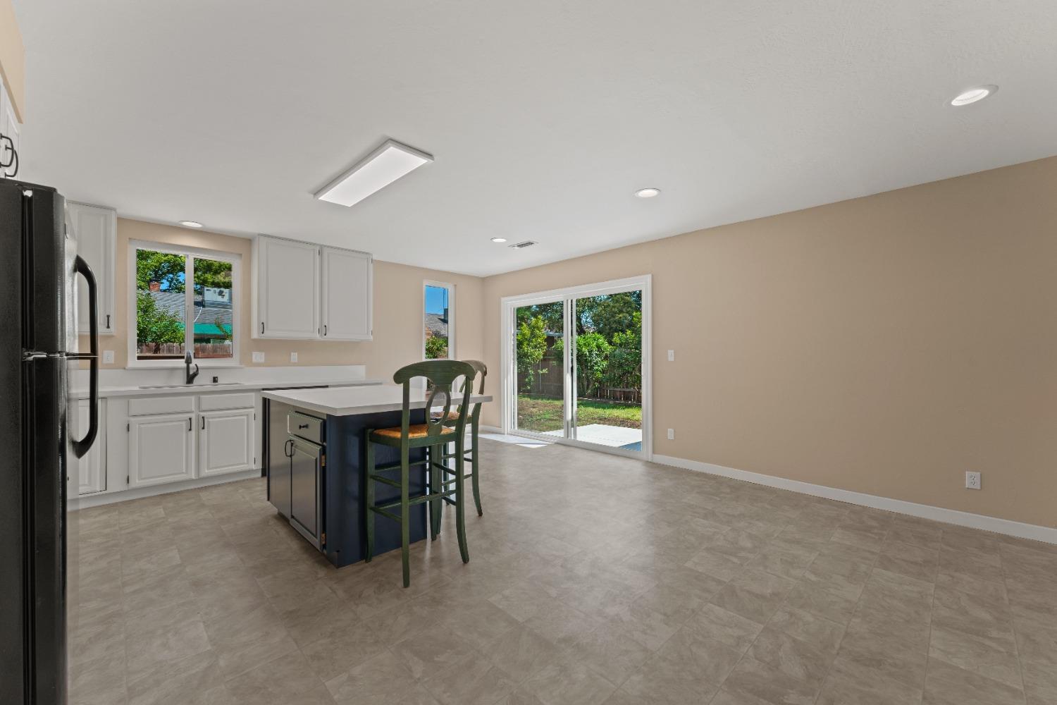 Detail Gallery Image 12 of 26 For 4991 Lippitt Ln, Sacramento,  CA 95820 - 3 Beds | 1 Baths