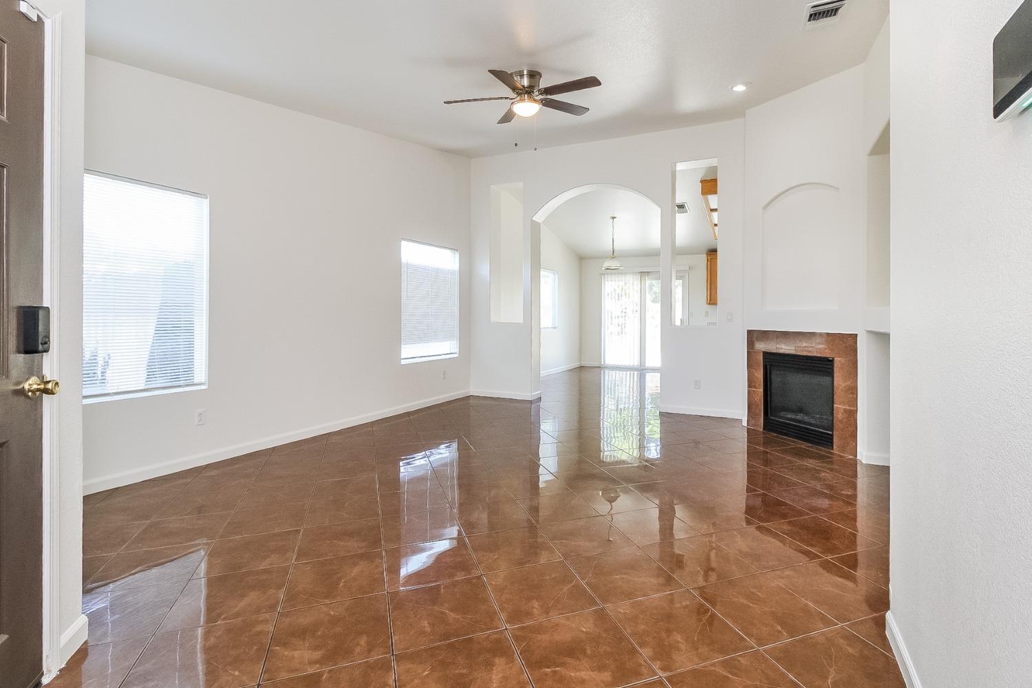Detail Gallery Image 5 of 28 For 9998 Tarzo Way, Elk Grove,  CA 95757 - 4 Beds | 2 Baths