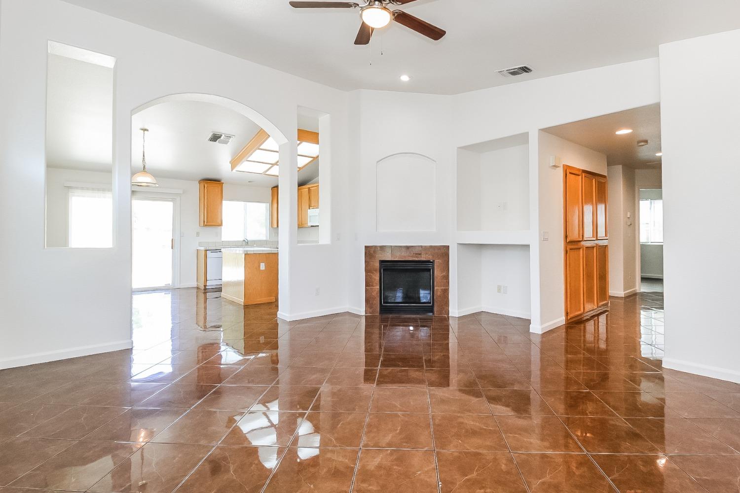 Detail Gallery Image 4 of 28 For 9998 Tarzo Way, Elk Grove,  CA 95757 - 4 Beds | 2 Baths