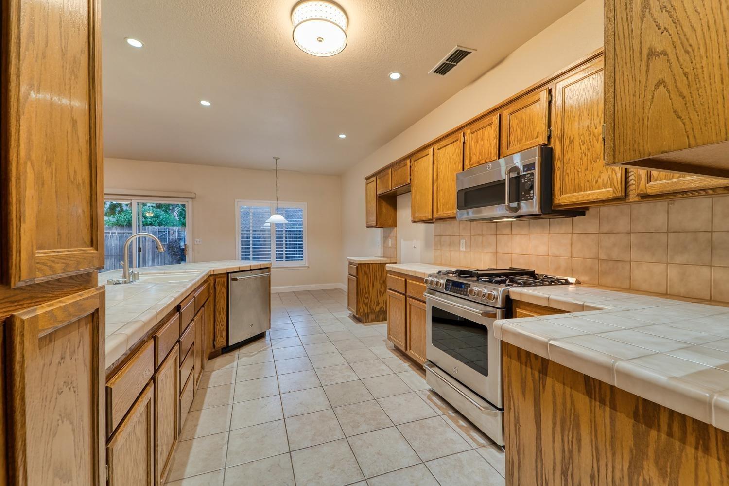 Detail Gallery Image 15 of 34 For 1749 Independence Dr, Yuba City,  CA 95993 - 3 Beds | 2 Baths