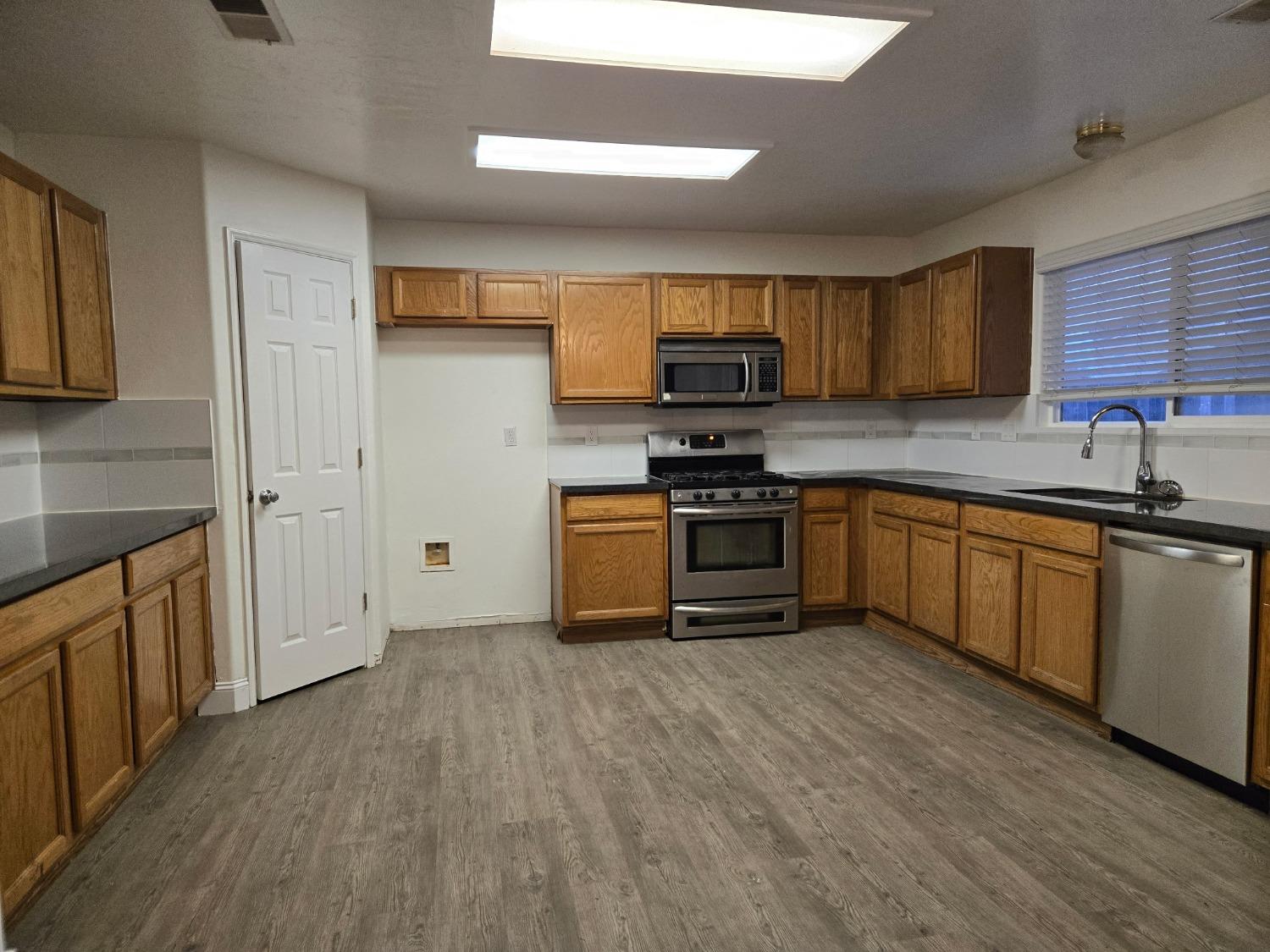 Detail Gallery Image 3 of 21 For 2851 W Sedona Ave, Visalia,  CA 93291 - 4 Beds | 2/1 Baths