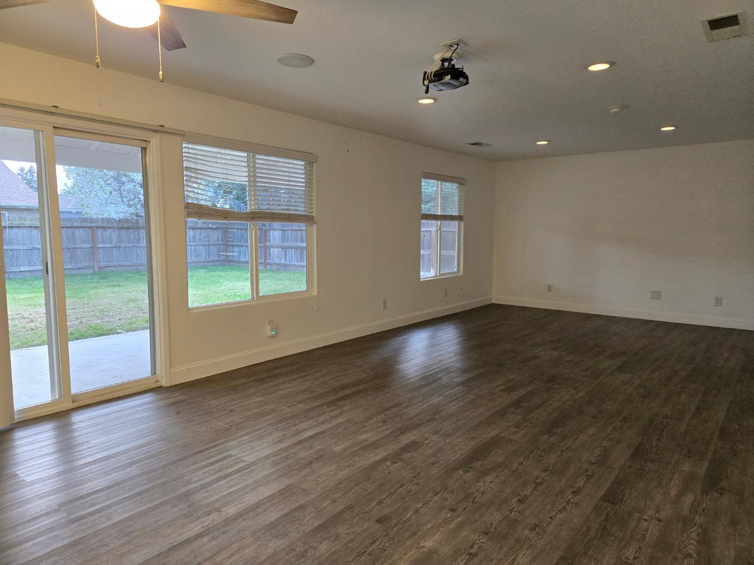 Detail Gallery Image 4 of 21 For 2851 W Sedona Ave, Visalia,  CA 93291 - 4 Beds | 2/1 Baths