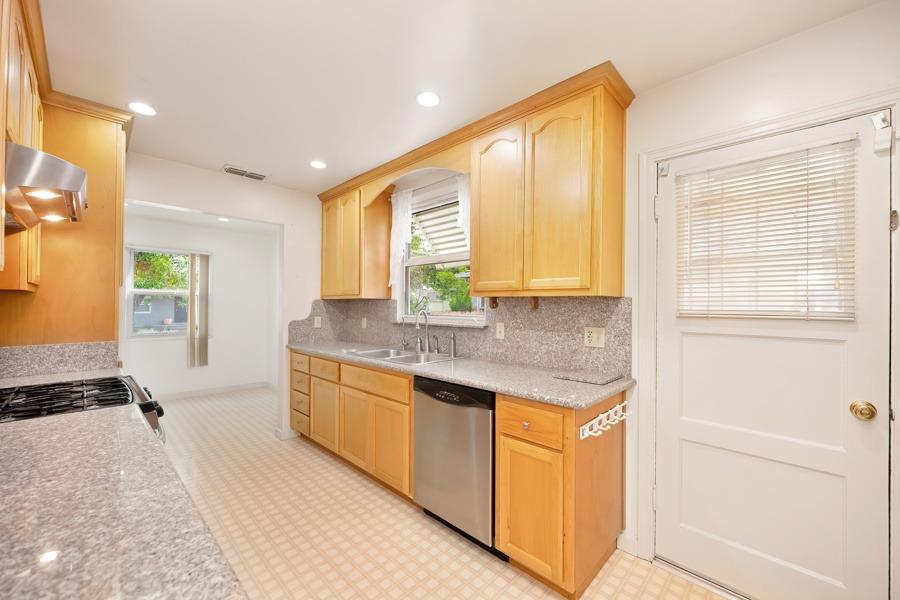 Detail Gallery Image 14 of 32 For 5424 Virginia Way, Sacramento,  CA 95822 - 3 Beds | 2 Baths