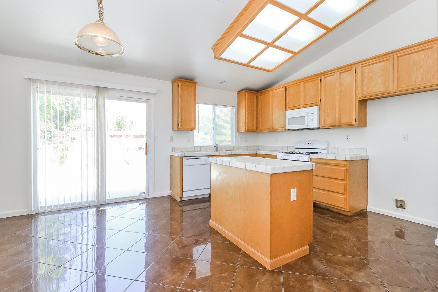 Detail Gallery Image 8 of 28 For 9998 Tarzo Way, Elk Grove,  CA 95757 - 4 Beds | 2 Baths