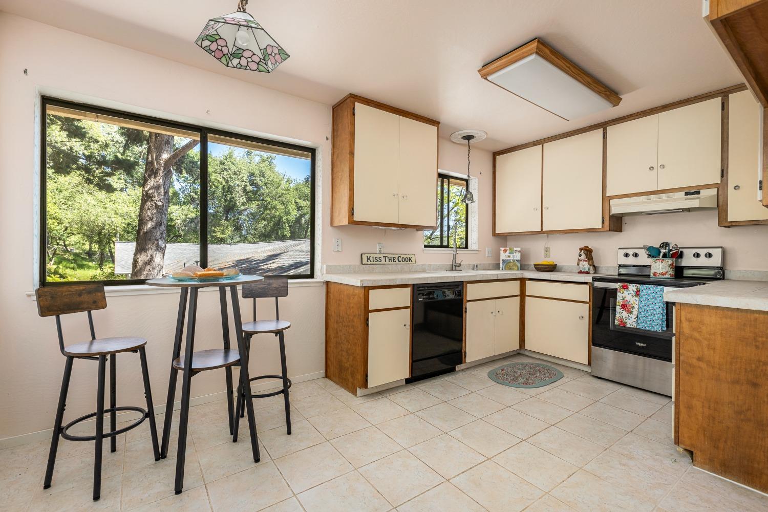 Detail Gallery Image 10 of 38 For 12910 Roadrunner Dr, Penn Valley,  CA 95946 - 3 Beds | 2 Baths