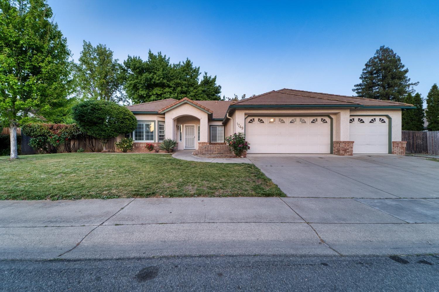 Detail Gallery Image 1 of 34 For 1749 Independence Dr, Yuba City,  CA 95993 - 3 Beds | 2 Baths