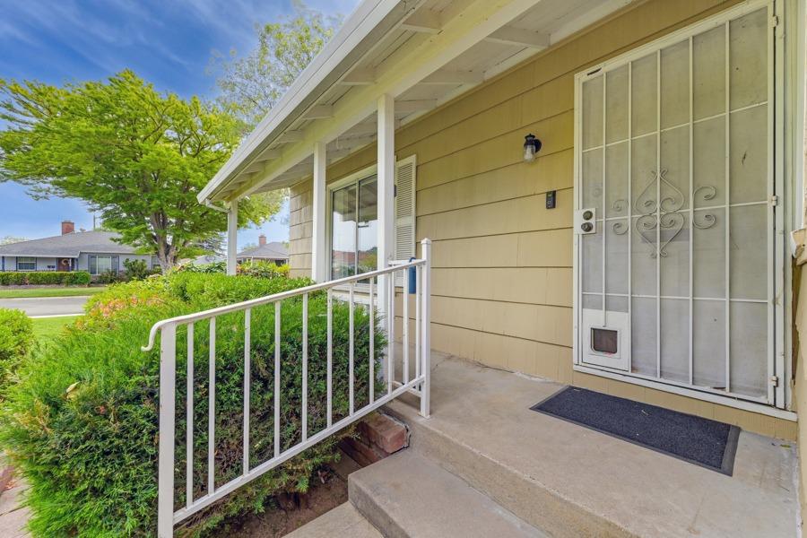 Detail Gallery Image 4 of 32 For 5424 Virginia Way, Sacramento,  CA 95822 - 3 Beds | 2 Baths
