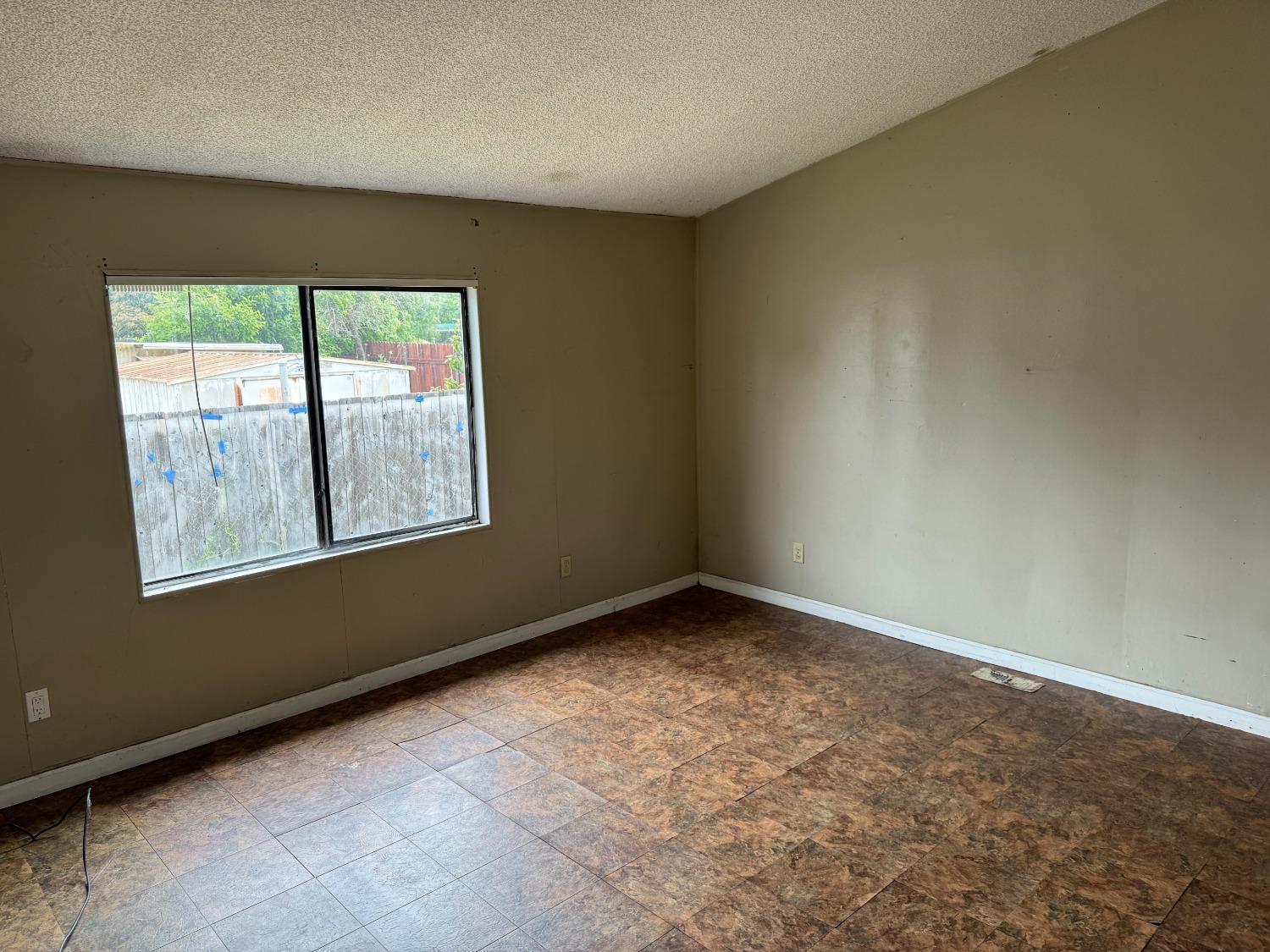 Detail Gallery Image 14 of 22 For 7520 Hamil Ct, Sacramento,  CA 95828 - 2 Beds | 2 Baths