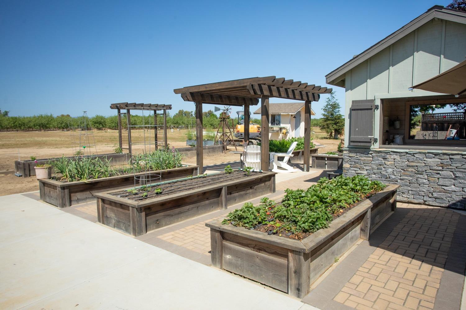 Detail Gallery Image 21 of 81 For 509 Wyer Rd, Arbuckle,  CA 95912 - 5 Beds | 2/1 Baths