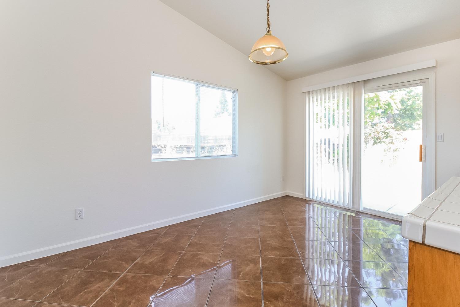 Detail Gallery Image 7 of 28 For 9998 Tarzo Way, Elk Grove,  CA 95757 - 4 Beds | 2 Baths