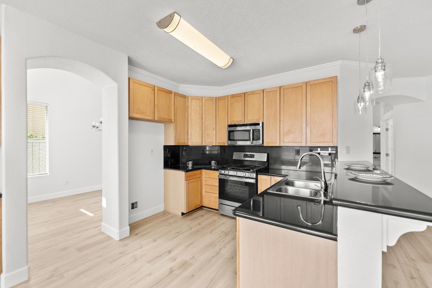W Island Court, Elk Grove, California image 4