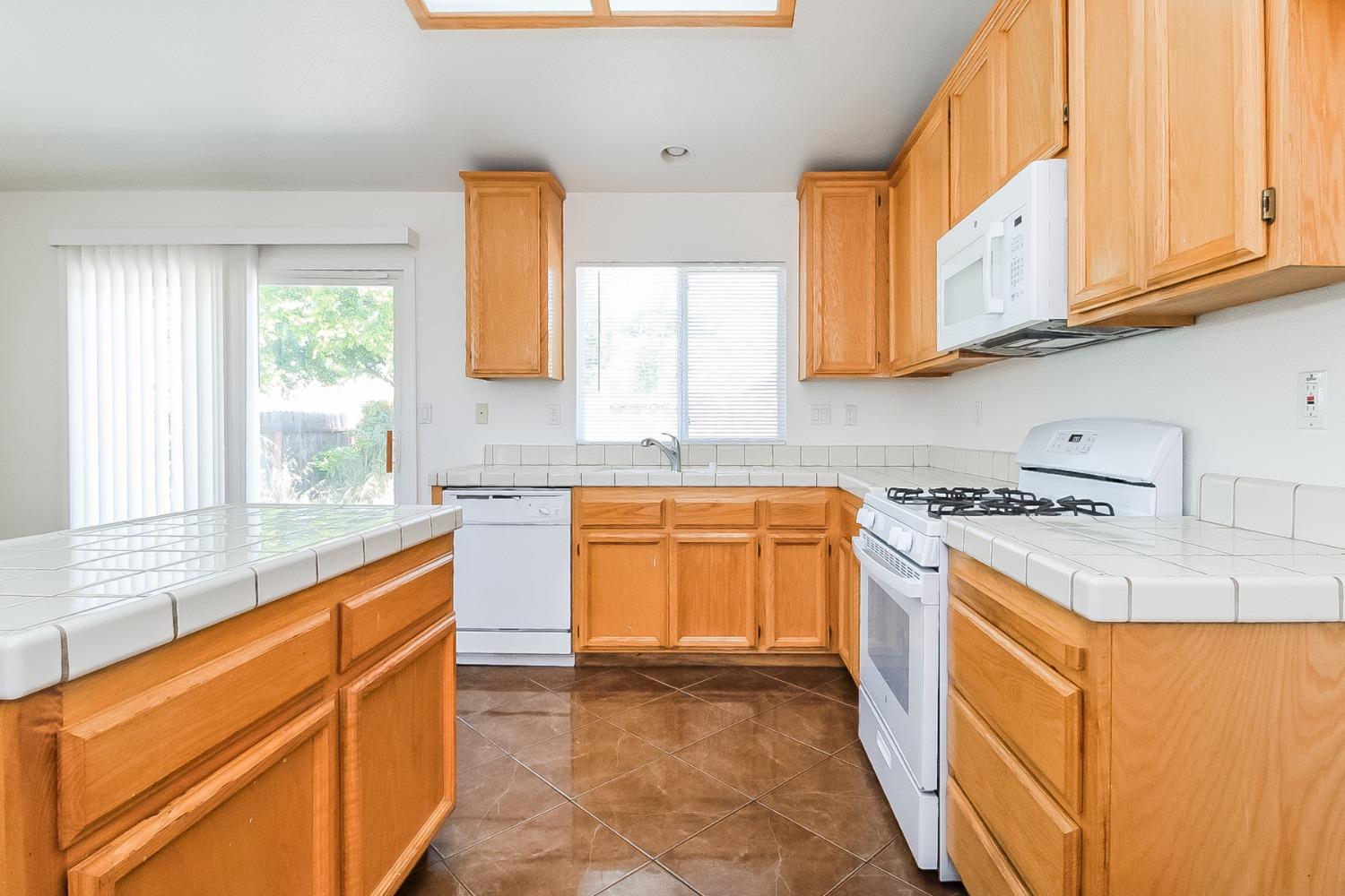 Detail Gallery Image 10 of 28 For 9998 Tarzo Way, Elk Grove,  CA 95757 - 4 Beds | 2 Baths