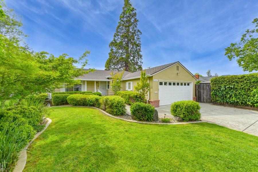 Detail Gallery Image 2 of 32 For 5424 Virginia Way, Sacramento,  CA 95822 - 3 Beds | 2 Baths