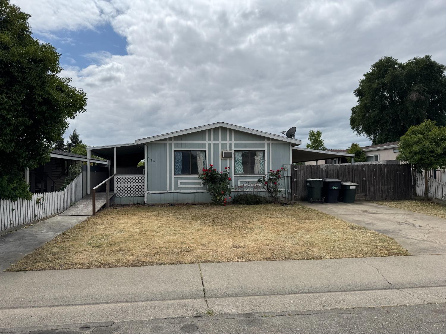Detail Gallery Image 1 of 22 For 7520 Hamil Ct, Sacramento,  CA 95828 - 2 Beds | 2 Baths