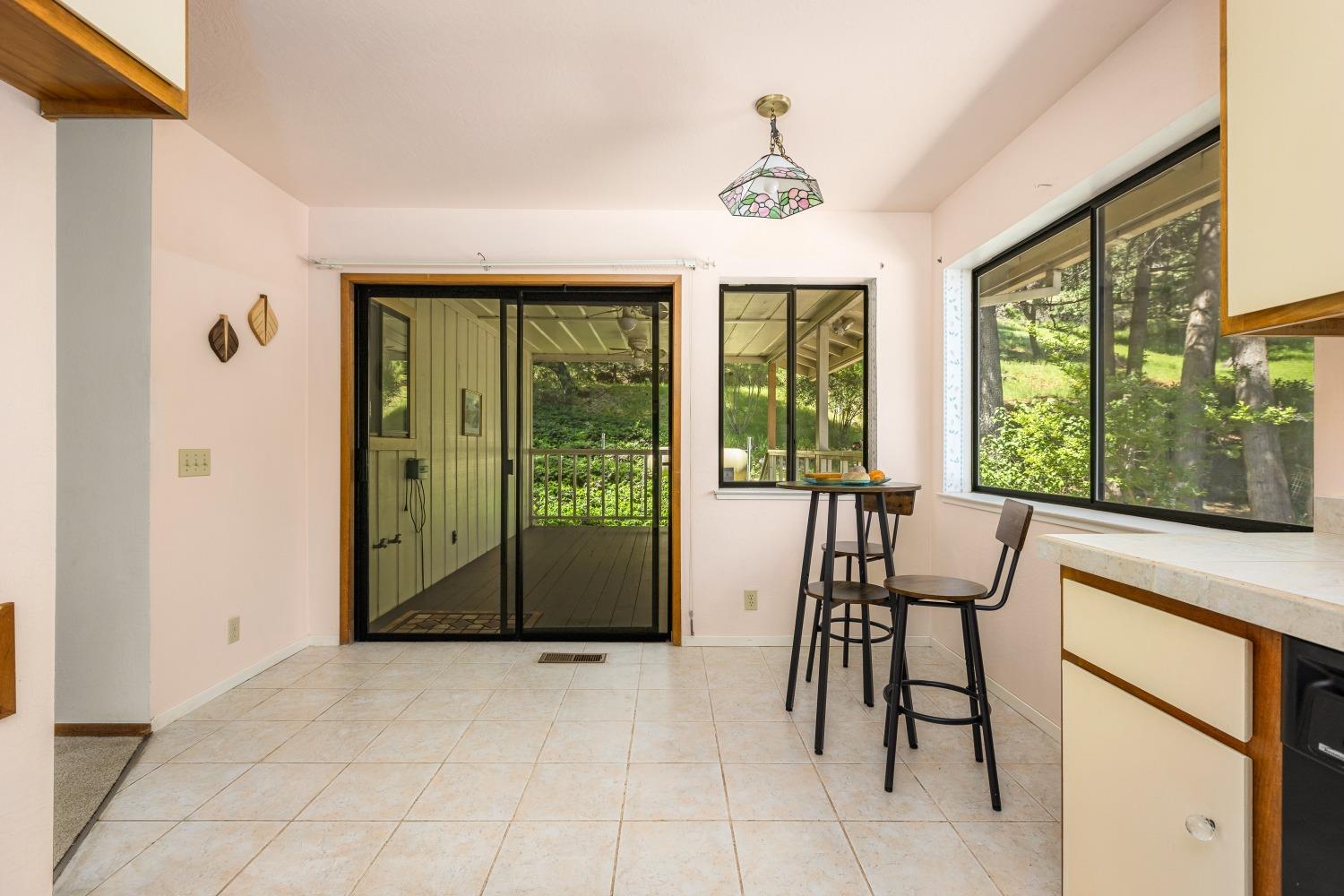 Detail Gallery Image 12 of 38 For 12910 Roadrunner Dr, Penn Valley,  CA 95946 - 3 Beds | 2 Baths