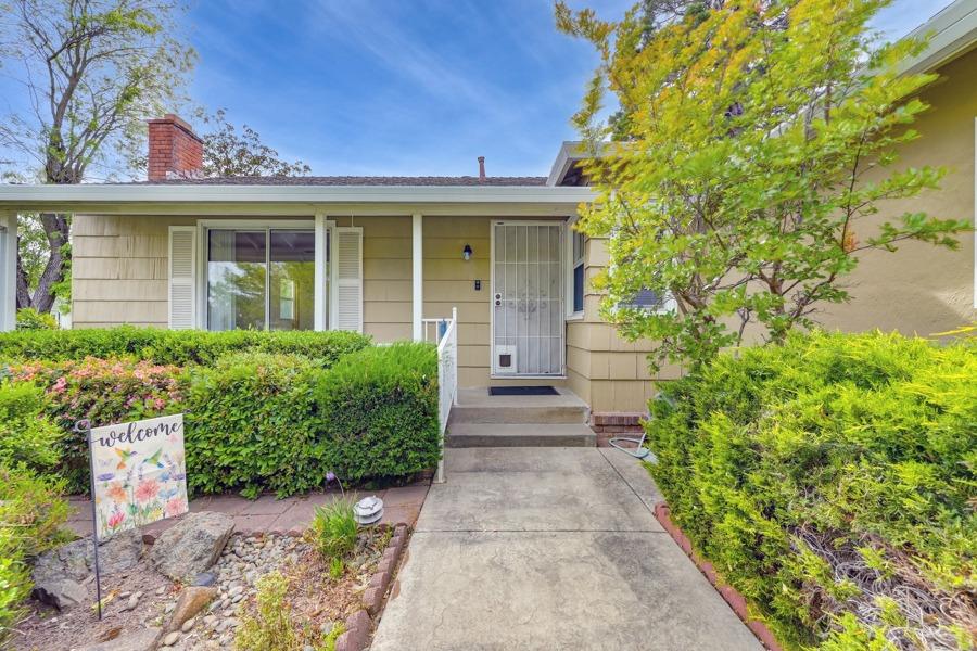 Detail Gallery Image 3 of 32 For 5424 Virginia Way, Sacramento,  CA 95822 - 3 Beds | 2 Baths