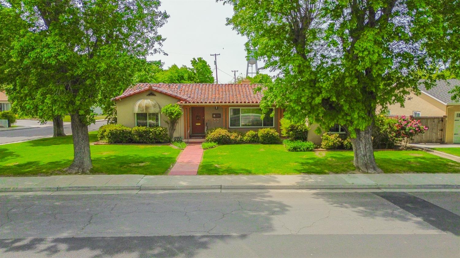 Detail Gallery Image 1 of 87 For 1735 S 6th St, Los Banos,  CA 93635 - 3 Beds | 3 Baths