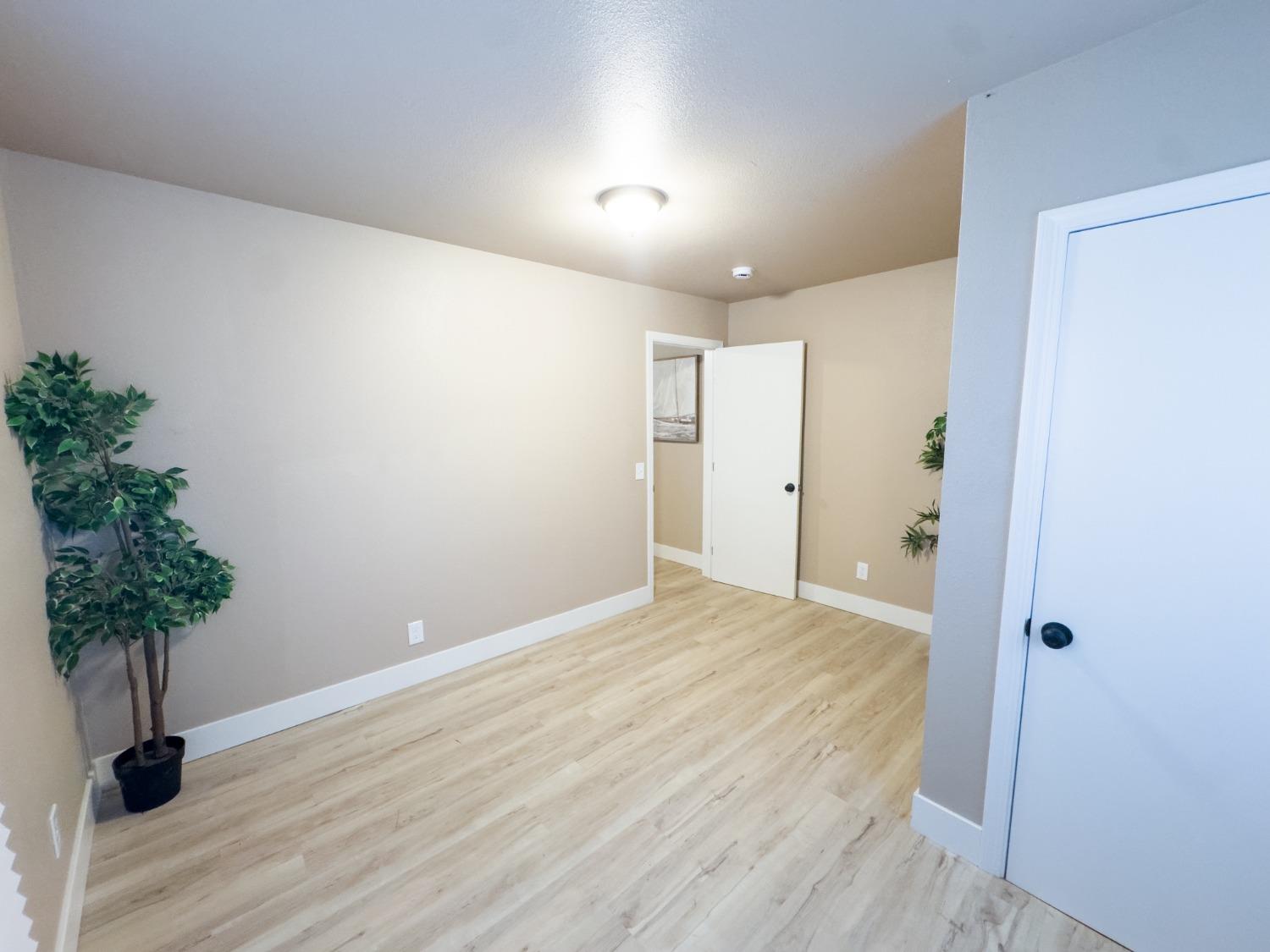 Lassen Avenue, Modesto, California image 16