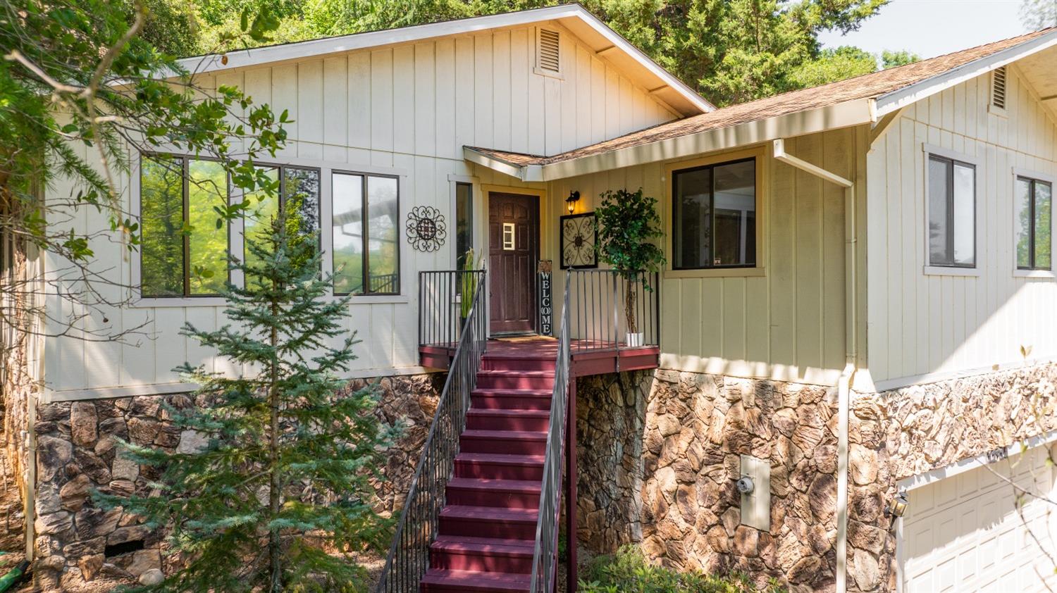 Detail Gallery Image 2 of 38 For 12910 Roadrunner Dr, Penn Valley,  CA 95946 - 3 Beds | 2 Baths