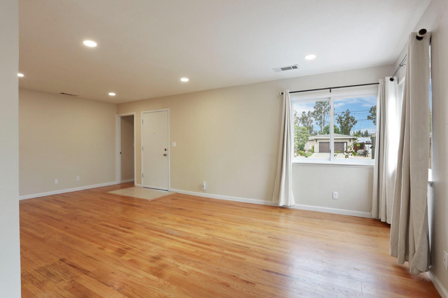 Detail Gallery Image 5 of 39 For 3973 Duke Way, Livermore,  CA 94550 - 3 Beds | 2 Baths