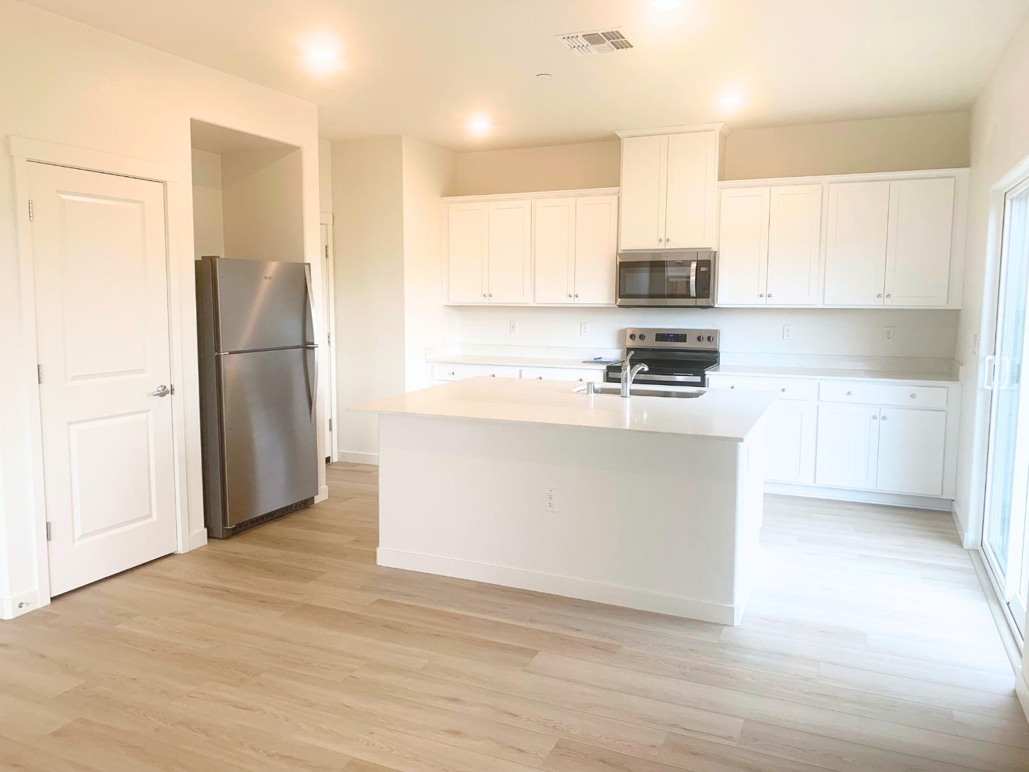 Detail Gallery Image 2 of 10 For 778 S Walker Ln, Stockton,  CA 95215 - 5 Beds | 3 Baths