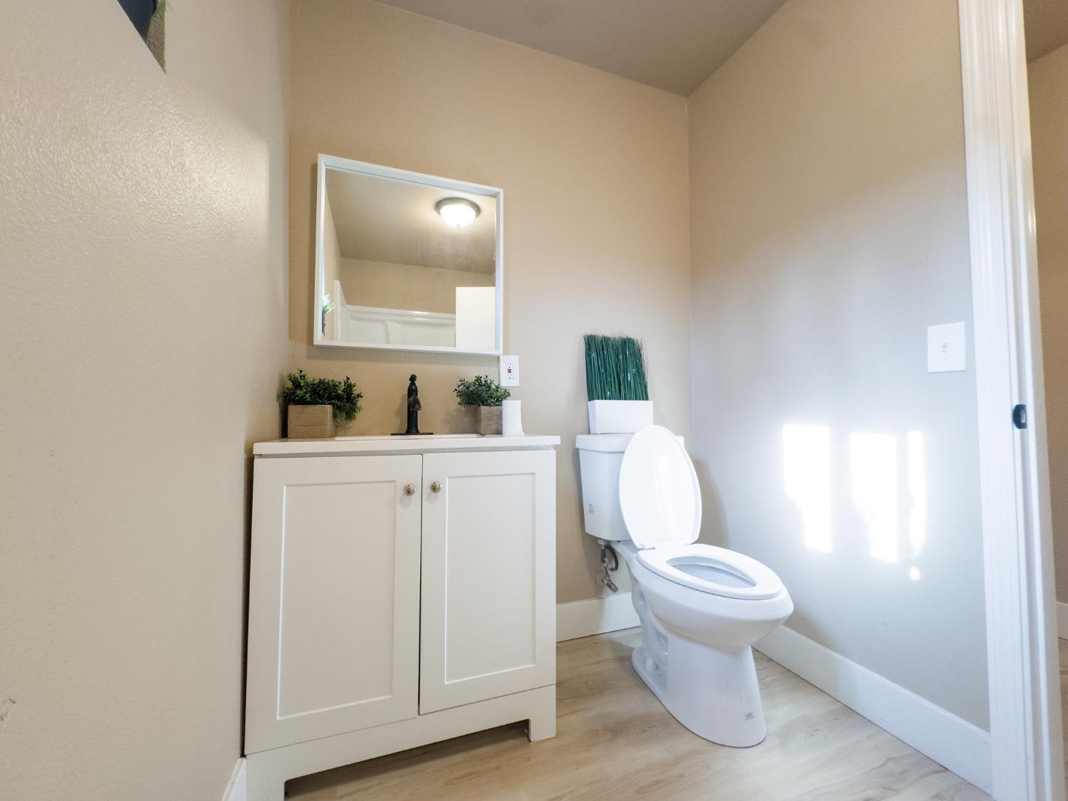 Lassen Avenue, Modesto, California image 19