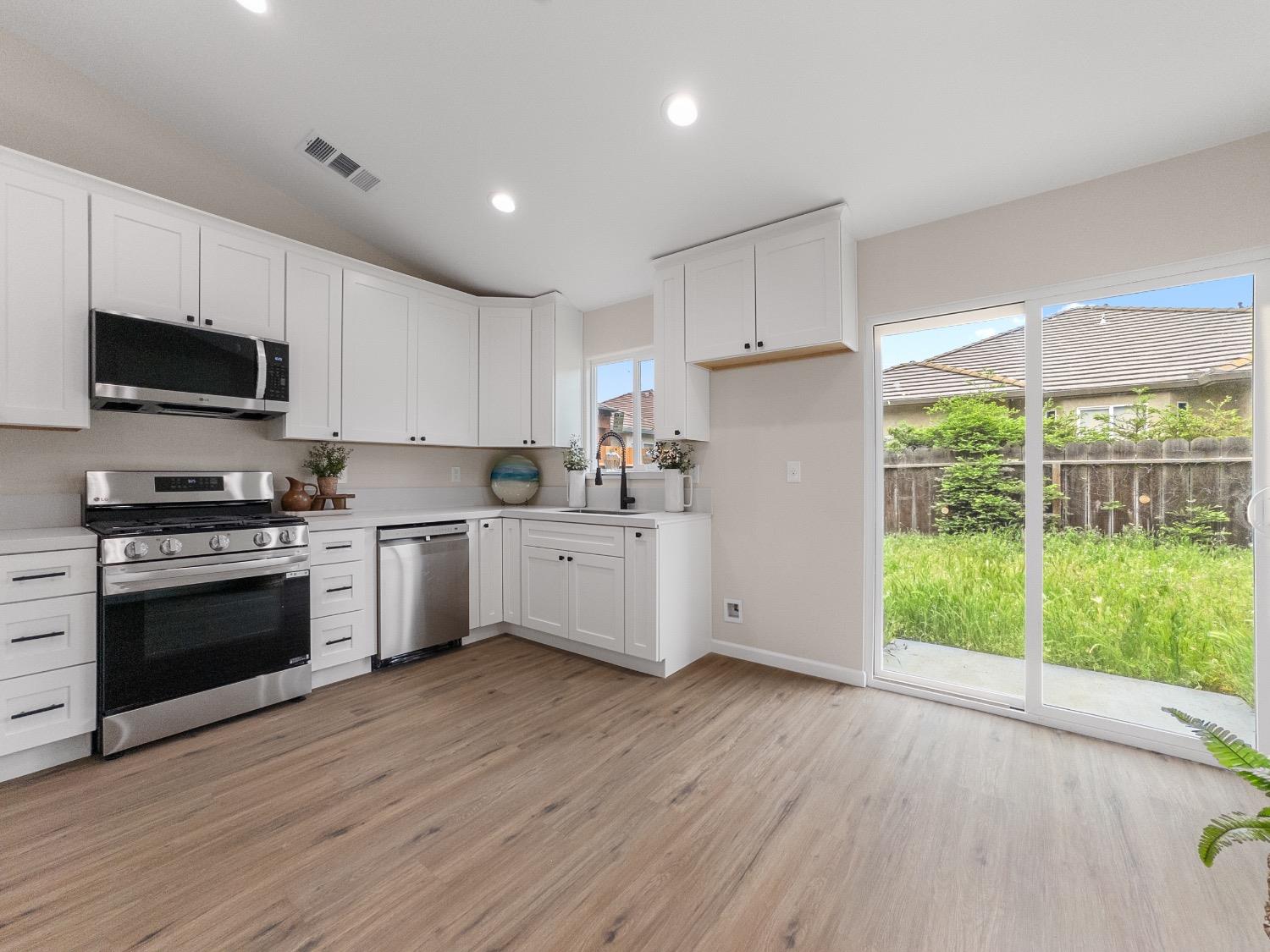 Detail Gallery Image 8 of 20 For 612 Blue Canyon Dr, Modesto,  CA 95354 - 4 Beds | 2 Baths